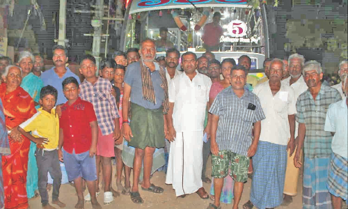 வி.அய்யம்பாளையத்தில் தனியார் பஸ்சை சிறைப்பிடித்து பொதுமக்கள் போராட்டம்