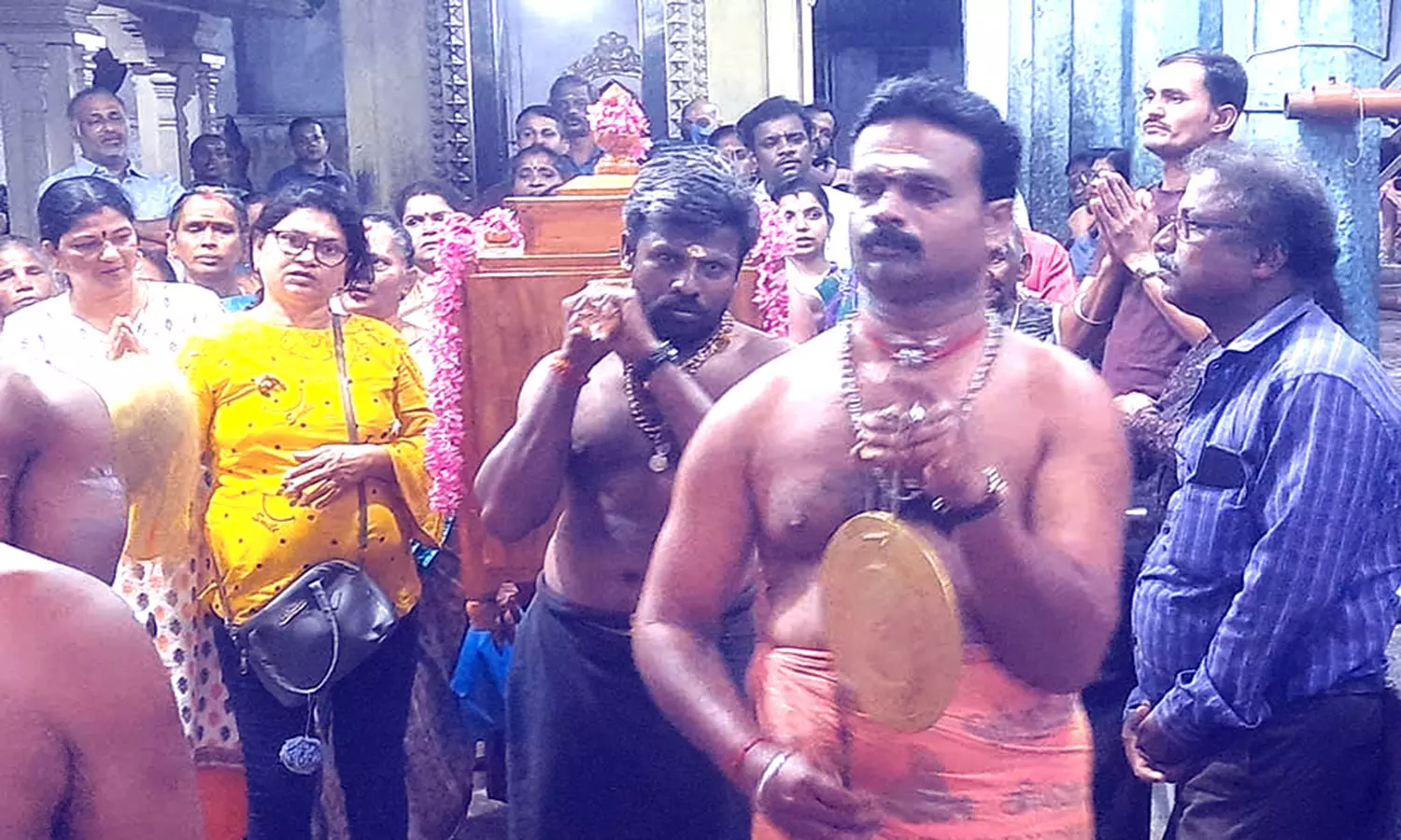 கார்த்திகை மாத முதல் சோமவாரத்தை முன்னிட்டு குகநாதீஸ்வரருக்கு 13 வகை வாசனை கார்த்திகை மாத முதல் சோமவாரத்தை முன்னிட்டு குகநாதீஸ்வரருக்கு 13 வகை வாசனை