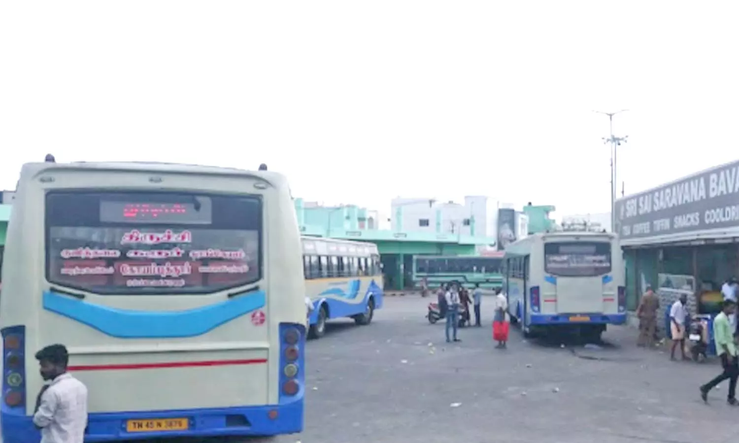 காங்கயம் பஸ் நிலையம் நுழைவு வாயிலை வழிமறித்து மோட்டார் சைக்கிள்கள்  நிறுத்தம் - பயணிகள் கடும் அவதி | Tirupur News: Kangayam Bus Station  Entrance Gate Detour and parking ...