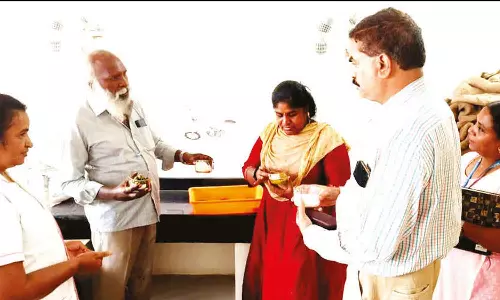 திருப்பூர் அரசு மருத்துவக்கல்லூரி உணவகத்தில் அதிகாரிகள் குழு ஆய்வு