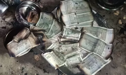 திண்டுக்கல் அருகே மின் கசிவால் கிரைண்டர் வெடித்து தீ விபத்து: ரூ.50 ஆயிரம் பணம் கருகியது