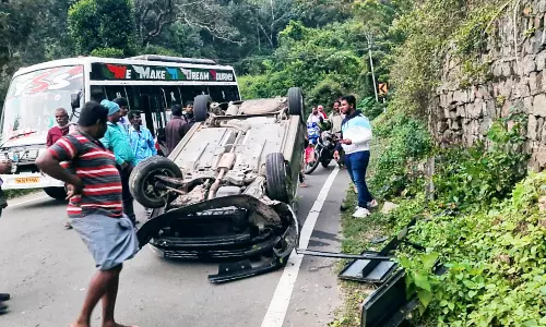 கொடைக்கானல் மலைச்சாலையில் தலைக்குப்புற கார் கவிழ்ந்து2 பேர் காயம்