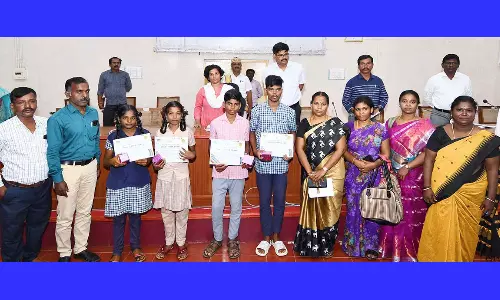 அரசு விடுதியில் தங்கி படிக்கும் மாணவர்களுக்கு கலெக்டர் பாராட்டு