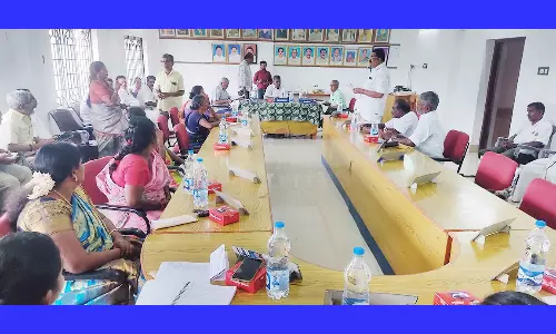 அதிகாரிகளை கண்டித்து மறியல் போராட்டம்