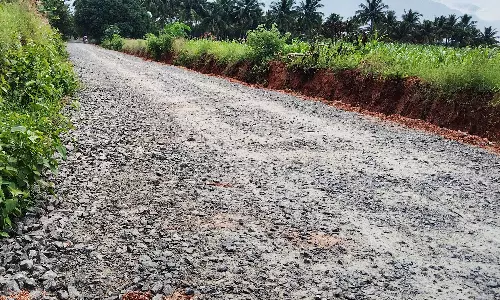 கூடலூர் அருகே சேதம் அடைந்த ஜல்லிக்கல் சாலையால் பொதுமக்கள் அவதி