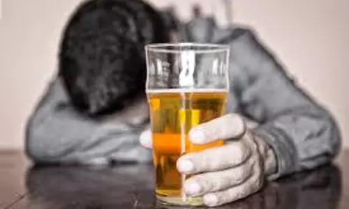 டீக்கடையில் மது அருந்த அனுமதித்தவர் கைது