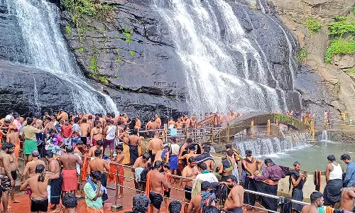 மேற்கு தொடர்ச்சி மலைப்பகுதியில் மழை இல்லை: குற்றாலம் அருவிகளில் தண்ணீர் வரத்து குறைந்தது