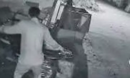 மோட்டார் சைக்கிள் திருடிய 2 பேர் சிக்கினர்