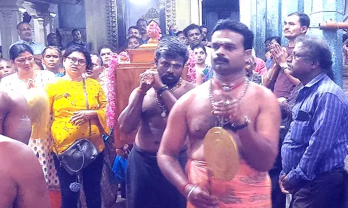 கார்த்திகை மாத முதல் சோமவாரத்தை முன்னிட்டு குகநாதீஸ்வரருக்கு 13 வகை வாசனை