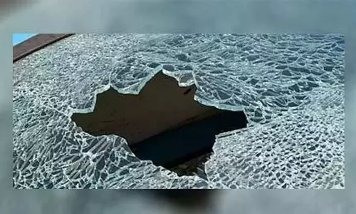 மைதானத்தில் நிறுத்தி வைக்கப்பட்ட தனியார் பள்ளி பஸ்சின் கண்ணாடி உடைப்பு ஆரோவில் போலீசார் விசாரணை