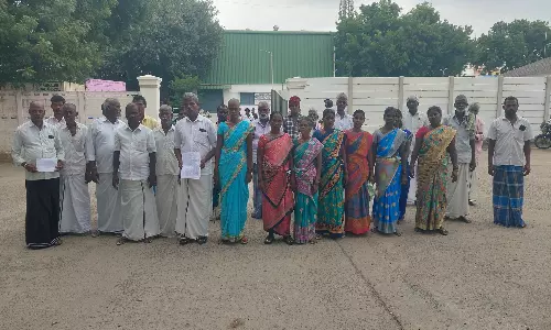 விவசாய நிலத்துக்குச் செல்லும்  பொது பாதை ஆக்கிரமிப்பை அகற்ற வேண்டும் கலெக்டரிடம் விவசாயிகள் மனு