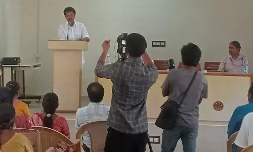 ஈரோடு மாவட்ட அரசு பள்ளிகளில் அமைச்சர் அன்பில் மகேஷ் பொய்யாமொழி திடீர் ஆய்வு