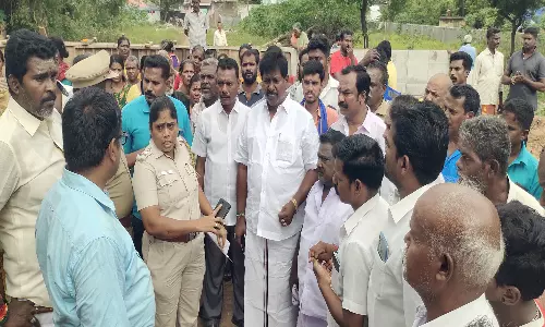 கடலூரில்  ெரயில் நிலையத்தில் தடுப்பு கட்டை அமைக்கும்பணியை தடுத்து நிறுத்த திரண்ட பொதுமக்கள்