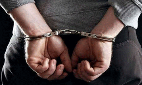 மது பாட்டில்கள் கடத்திய 2 பேர் கைது