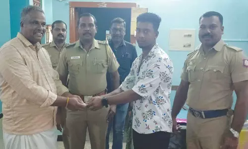 இரணியல் அருகே பத்திரம் எழுத்தர் தவற விட்ட பணத்தை போலீசில் ஒப்படைத்த கல்லூரி மாணவர்