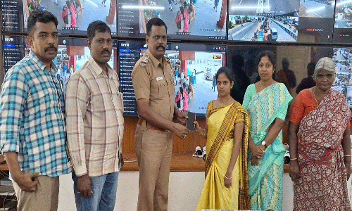 ஆசிரியை தவறவிட்ட செல்போனை மீட்டு கொடுத்த போலீசார்