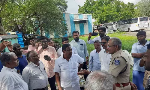 மறைமலை அடிகள் சாலையில் சர்வீஸ் ரோடு