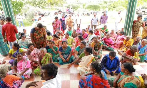 மயானப் பாதை கோரி தாசில்தார் அலுவலகம் முற்றுகை