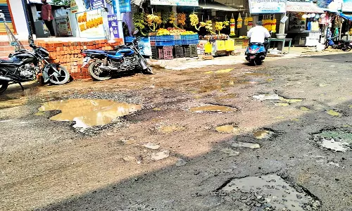 களக்காட்டில் பழுதடைந்த சாலைகளால் வாகன ஓட்டிகள் பாதிப்பு