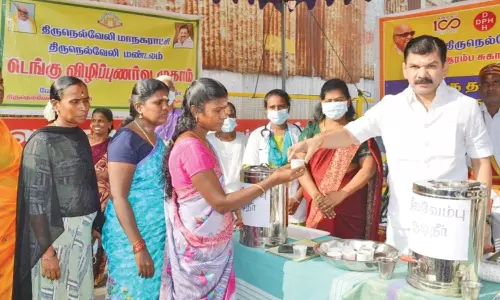 நெல்லை மாநகராட்சி சுகாதாரத் துறை சார்பில் காய்ச்சல் தடுப்பு நடவடிக்கையாக பொதுமக்களுக்கு நிலவேம்பு கசாயம்- மேயர் சரவணன் வழங்கினார்