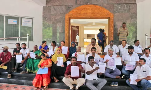 நெல்லை மாநகராட்சி அலுவலகத்தில் கவுன்சிலர்கள் தர்ணா போராட்டம்