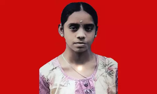 ரெயில்வே தண்டவாளத்தில் 10-ம் வகுப்பு மாணவி மர்ம மரணம்: புத்தக பை வேறு இடத்தில் மீட்பு