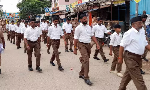 ஆர்.எஸ்.எஸ். ஊர்வலம்: சீருடையுடன் அணிவகுத்த தொண்டர்கள்