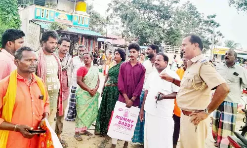 போக்குவரத்துக்கு இடையூறாக வாரச்சந்தை அமைக்கக்கூடாது