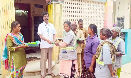 தூய்மை பணியாளர்களுக்கு பாதுகாப்பு உபகரணங்கள்