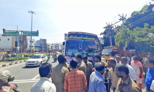 காங்கயத்தில் அதிவேகத்தில் விபத்து ஏற்படுத்திய தனியார் பஸ் சிறை பிடிப்பு-பரபரப்பு