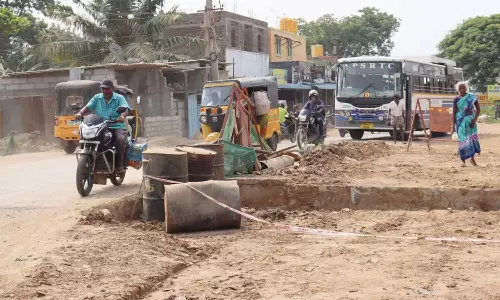 ஆமை வேகத்தில் நடைபெறும் சிறு பாலம்