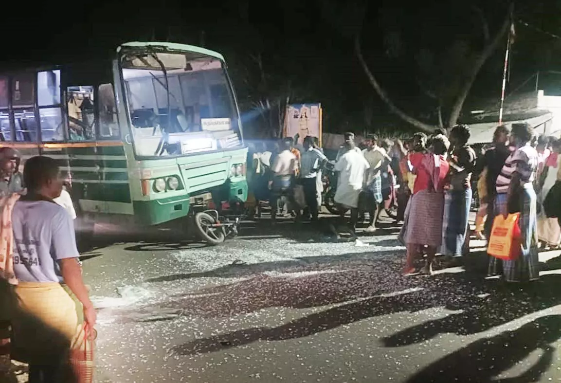 மோட்டார் சைக்கிள் மீது அரசு பஸ் மோதி 2 வாலிபர்கள் படுகாயம்