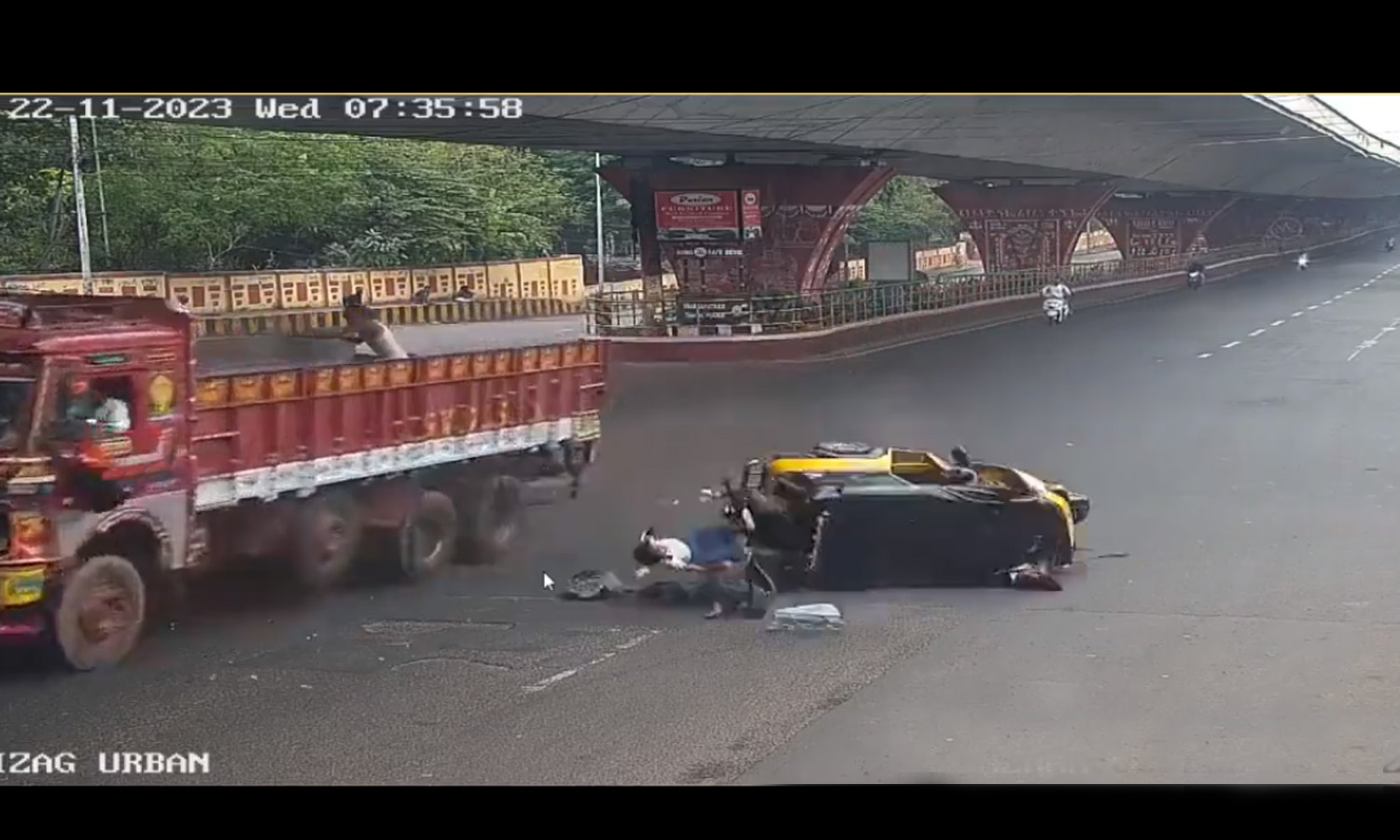 சீறிப்பாய்ந்த ஆட்டோ.. தூக்கி வீசப்பட்ட பள்ளி குழந்தைகள்.. பதைபதைக்கும் சிசிடிவி காட்சி