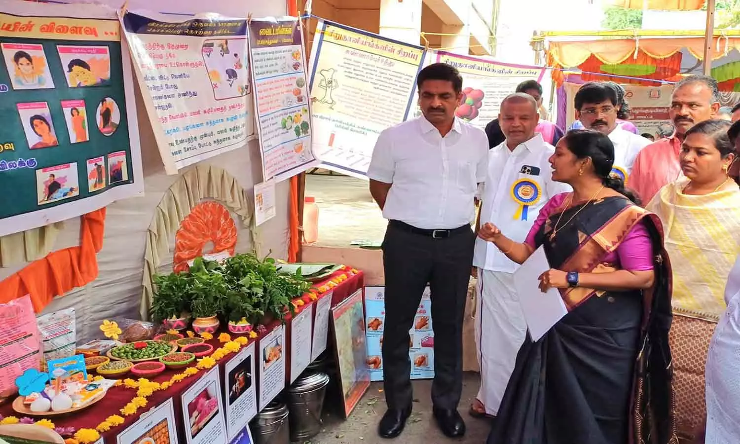 மக்களுடன் முதல்வர் இல்லம் தேடி சேவை திட்டம் மக்களுடன் முதல்வர் இல்லம் தேடி சேவை திட்டம்