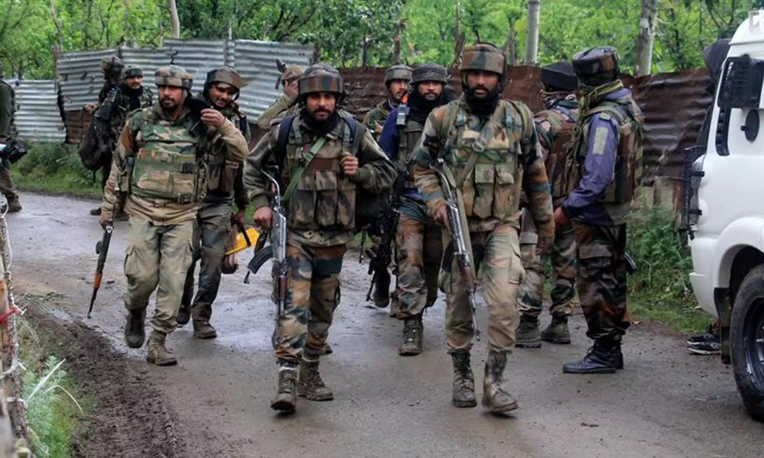 ஜம்மு காஷ்மீர் என்கவுண்டர்: 4 ராணுவ வீரர்கள் வீர மரணம் ஜம்மு காஷ்மீர் என்கவுண்டர்: 4 ராணுவ வீரர்கள் வீர மரணம்