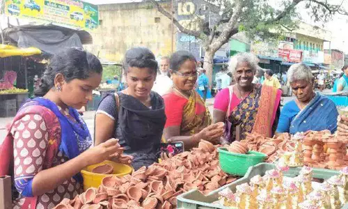 கார்த்திகையையொட்டி திருப்பூரில் சூடுபிடிக்கும் அகல்விளக்குகள் விற்பனை