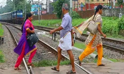 தண்டவாளங்களில் நடந்து  செல்வதை பொதுமக்கள் தவிர்க்க வேண்டும் - ரெயில்வே போலீசார் அறிவுறுத்தல்