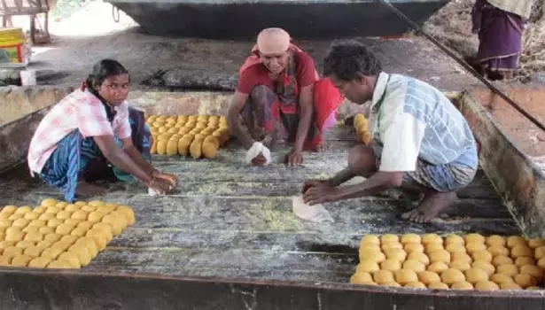 வேலாயுதம்பாளையம் சுற்றுவட்டார பகுதிகளில் - உற்பத்தி குறைவால் வெல்லம் விலை உயர்வு