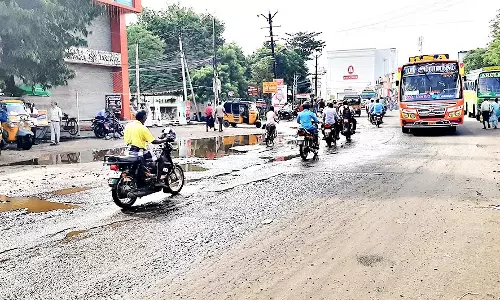 பாதாள சாக்கடை-கூட்டு குடிநீர் திட்ட பணிகளுக்காக தோண்டப்பட்ட குழிகளால் விபத்துகள்