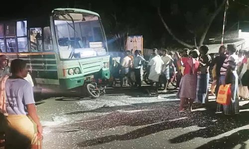 மோட்டார் சைக்கிள் மீது அரசு பஸ் மோதி 2 வாலிபர்கள் படுகாயம்