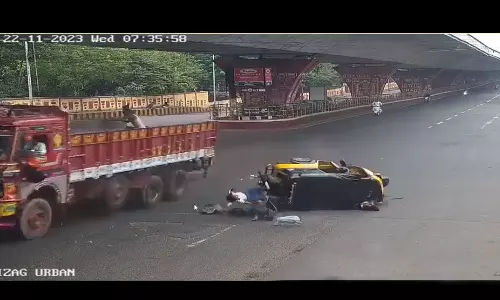 சீறிப்பாய்ந்த ஆட்டோ.. தூக்கி வீசப்பட்ட பள்ளி குழந்தைகள்.. பதைபதைக்கும் சிசிடிவி காட்சி