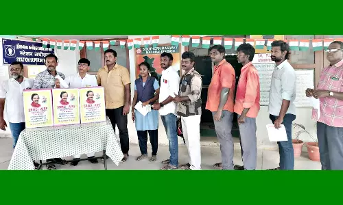 வேலை நிறுத்த போராட்டம் குறித்து ரெயில்வே ஊழியர்களிடம் வாக்கெடுப்பு