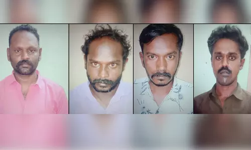 திண்டுக்கல் அருகே மினிவேனில் ஆடுகள் திருடிய 4 பேர் கைது
