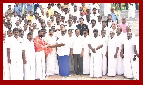 விவசாயிகள் பிரச்சினையில் தி.மு.க. இரட்டை வேடம் போடுகிறது-ஆர்.பி.உதயகுமார் பேட்டி