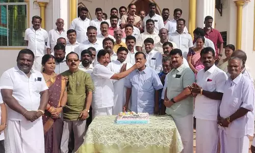 உலக மீனவர் தின விழாவை மீனவர்களுடன் கேக் வெட்டி கொண்டாடிய தளவாய்சுந்தரம் எம்.எல்.ஏ