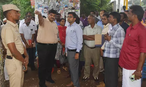 வேப்பம்பட்டு ரெயில் நிலையத்தில் 3 பேர் பலியான இடத்தில் கலெக்டர் ஆய்வு