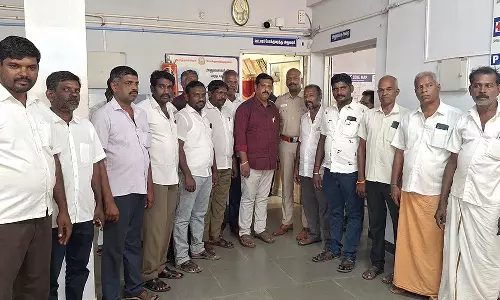 தென்காசி  ஆர்.டி.ஓ. அலுவலகத்தை முற்றுகையிட்ட வேன் டிரைவர்கள்-உரிமையாளர்கள்