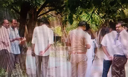 ஆசிரியையின் செருப்பை துடைக்கச் சொல்லி பள்ளி மாணவி அவமதிப்பா?