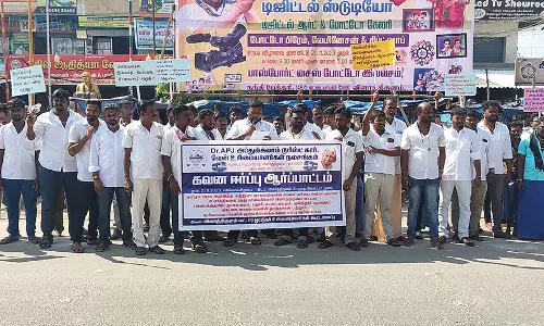 விளாத்திகுளத்தில் சுற்றுலா கார், வேன் உரிமையாளர்கள் ஆர்ப்பாட்டம்