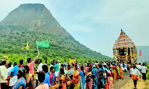 வள்ளியூர் சூட்டுப்பொத்தையில் 110-வது கிரிவல தேரோட்டம் - திரளான பக்தர்கள் வடம் பிடித்து இழுத்தனர்